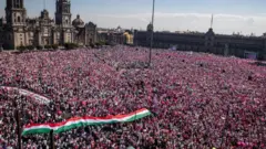 Başkent Meksiko’da Zocalo Meydanı ve etrafındaki sokaklar tamamen doldu