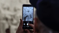 Um homem fotografa a nova estátua de Stalin.