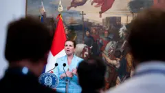 نخست‌وزیر دانمارک پشت میکروفون در حال صحبت