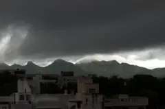 ગુજરાતમાં રવિવારે દક્ષિણ ગુજરાત, મધ્ય ગુજરાત અને ઉત્તર ગુજરાતના કેટલાક વિસ્તારોની સાથે સૌરાષ્ટ્રમાં પણ ભારે વરસાદ પડ્યો હતો