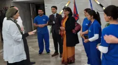 इजरेलमा कार्यरत नेपालीसँग छलफल गर्दै नेपाली राजदूत तथा दूतावासका कर्मचारी (फाइल तस्बिर)