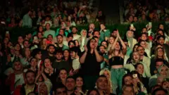 Harbiye Açık Hava Tiyatrosu'nda konserde eğlenen kalabalık