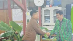 CB ပြောရေးဆိုခွင့်ရှိသူ ဆလိုင်းယောမန် (ဘယ်) နဲ့ KIO/KIA ဒုတိယဗိုလ်ချုပ်ကြီး ဂွမ်မော် 