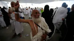 حجاج يرجمون الشيطان في مكة