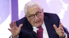 د ښاغلي کیسینجر دا تصویر ۲۰۱۹ کال کې په هغو مراسمو کې اخیستل شوی چې د امریکا بهرنیو چارو وزارت ۲۳۰ مې کلیزې په مناسبت ترتیب شوي وو.