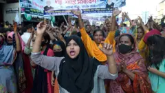 মিছিলে অংশ নেওয়া আওয়ামী লীগ কর্মীরা