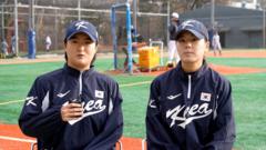 한국 최초로 미 여자 프로야구에 진출한 두 여성