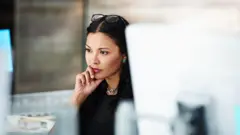 سيدة تحاول التركيز