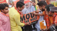 モディ首相の勝利宣言を受けて喜ぶ与党・インド人民党（BJP）の支持者（4日）