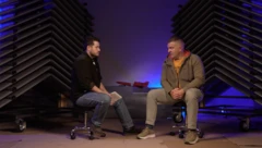 Два чоловіки сидять один навпроти одного в цеху