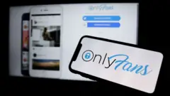 Celular e computador com a página de entrada do OnlyFans aberta.