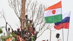 сторонники хунты под флагами Нигера и России