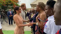 Igikomangoma Harry n'umugore we, Meghan, basuhuza abantu ku ishuri rya Lightway Academy i Abuja muri Nigeria