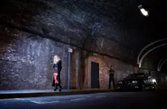 در بروکسل، پایتخت بلژیک، بسیاری از کارگران جنسی تصویب قانون جدیدی را جشن می‌گیرند که آنها را مشمول قانون کار و صاحب قرارداد کار می‌کند. ‌