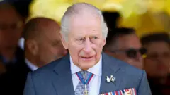 El rey Carlos en una ceremonia.