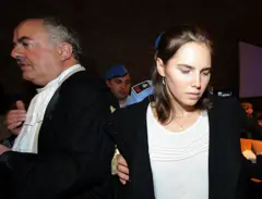 O promotor Giuliano Mignini e Amanda Knox comparecem à audiência de apelação de Amanda Knox em 26 de setembro de 2011, em Perugia, Itália