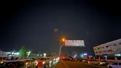 Traços são vistos no céu depois que as Forças Armadas do Irã disseram que atacaram a base de Al-Udeid, no Catar