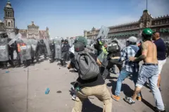 Manifestantes se enfrentan con policías antidisturbios frente al Palacio Nacional durante la manifestación de la “Generación Z”, en la Ciudad de México.
