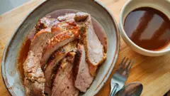 අප්‍රිකානු සූකර උණ රෝගය (AFS) සහ අභිජනන හා ශ්වසන සහලක්ෂණ රෝගය ( PRRS) ඌරන් අතර ව්‍යාප්ත වීම හේතුවෙන් මෙරට ඌරු මස් අලෙවිය තහනම් කර තිබේ.