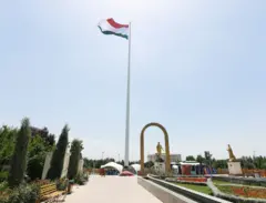 پرچم تاجیکستان در میدانی در شهر دوشنبه در یک روز آفتابی. 