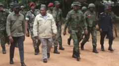 Perezida Nyusi na Gen Nyakarundi (bari hagati imbere) kuwa kane mu karere ka Ancuabe