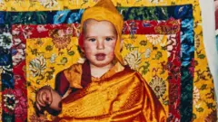 Osel Hita Tores kao dete obučen u budističku odoru