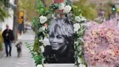 Picha ya Turner iliyopambwa kwa maua kwenye Hollywood Walk of Fame huko Los Angeles