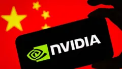 手機上顯示的輝達公司標識，背景是中國國旗