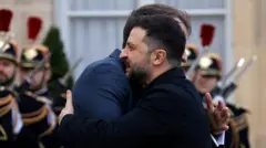 Зеленский и Макрон обнимаются.
