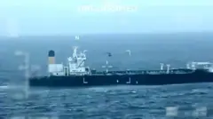 ABD'nin paylaştığı videoda el konan petrol tankeri görülüyor.