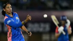 Caption- हरमनप्रीत कौर मुंबई इंडियन्सची कर्णधार आहे.