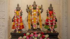 দুবাইয়ের একটি হিন্দু মন্দিরে রাখা বিগ্রহ।