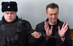 2017年に法廷で警察官の隣で手錠をかけられたナワリヌイ氏