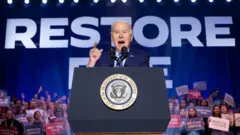 El presidente estadounidense Joe Biden habla durante un mitin de campaña para restaurar Roe en el Hylton Performing Arts Center en Manassas, Virginia, el 23 de enero de 2024.