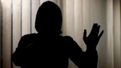 ’کیس نمبر 9‘ اور ریپ کے مقدمات میں متاثرہ خواتین سے پریشان کُن سوالات: ’مجھ سے پوچھا گیا شلوار کس نے اُتاری اور قمیض کس نے‘