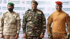 ከግራ ወደ ቀኝ የቡርኪና ፋሶ ኮሎኔል አሲሚ ጎይታ፣ የኒጀሩ ጀነራል ቺያኒ እና የማሊው ክፒቴን ትራኦሬ