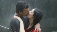Ação bastante apreciada, beijar é fazer troca prolongada de saliva com outra pessoa, que aumenta a possibilidade de transmitir até 80 milhões de bactérias de uma única vez.