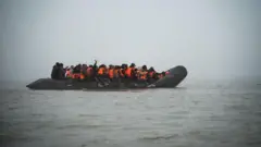 በጀልባ የሚጓዙ ስደተኞች 