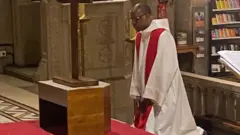 Le père Frédéric Marc, dans la grande église d'Auteuil