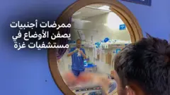 صورة لفتى فلسطيني يحاول أن يسترق النظر داخل إحدى غرف العمليات