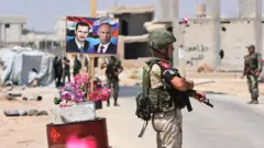 Suriye'de bir Rus asker Putin ve Asad fotoğrafı önünde nöbette