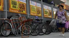 Mulher carregando sacolas com compras