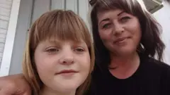 फोटो कॅप्शन: नास्त्या (डावीकडे) तिची आई ओल्गासोबत, जी ह्रोझावरील क्षेपणास्त्र हल्ल्यात मारली गेली.