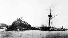 Restos do navio Maine no porto de Havana, em 1898