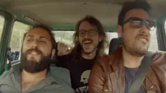 Captura de pantalla de los italianos en el auto.
