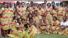 Abagore bambaye ibisa bariko barahimbaza umunsi mukuru mpuzamakungu wahariwe abagore mu Burundi, 08/03/2021