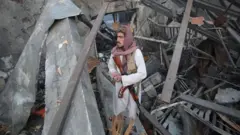 কাবুলে একটি কথিত পাকিস্তানি হামলার পরে এক তালেবান নিরাপত্তা কর্মী 