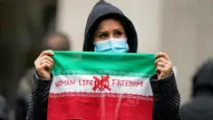 کشته شدن خانم امینی در ۲۵ شهریور سال ۱۴۰۱ در پی بازداشت گشت ارشاد، به اعتراضات سراسری بی‌سابقه‌ای در ایران منجر شد