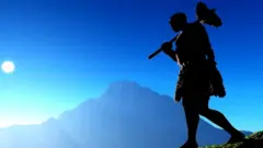 ਪੱਥਰਾਂ ਉੱਪਰ ਤੁਰਦਾ ਹੋਇਆ ਵਿਅਕਤੀ