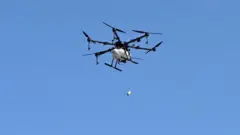 पंजाब-हरियाणा के शंभू बॉर्डर पर किसानों पर आंसू गैस के गोले गिराता ड्रोन